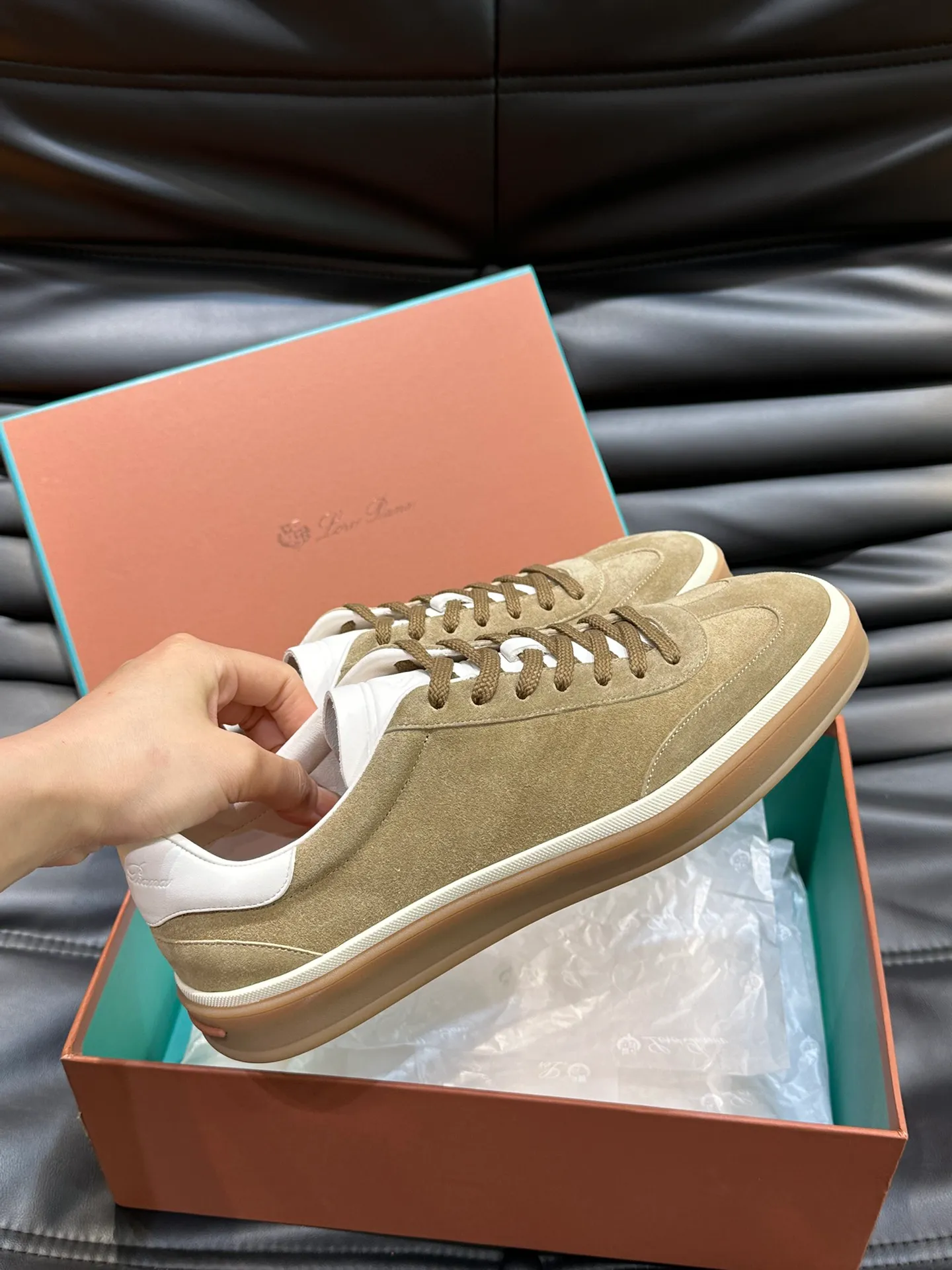 p420 Men's Shoes New 🆕Lp Old Money Style Men's Low-top Casual Tennis Shoes Loro Piana's high-end series has launched sports shoe styles made of soft cowhide. The breathable properties and flexible texture of natural materials make the sneakers both functional and comfortable. The high-quality metal-free tanning and tumble process highlights the natural texture of the leather, while the camel-colored sole and white rubber trim create a double-layer sole effect, making it an everyday shoe that can easily create a lazy and casual style! Size: 39-44 (45, 46 customized